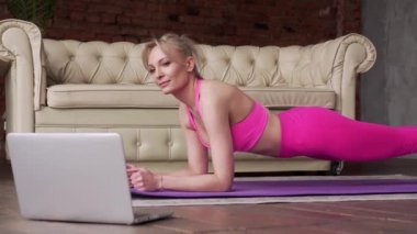 Fitness kadın blogcusu egzersiz gösteriyor.