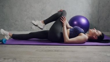 Eğitimden önce bir kadın ısınıyor..