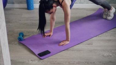 Bir kadın spor için evine gider..