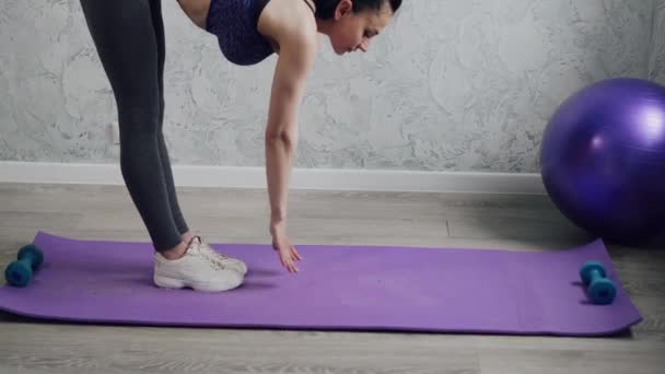 Una mujer se está calentando antes de entrenar . — Vídeo de stock