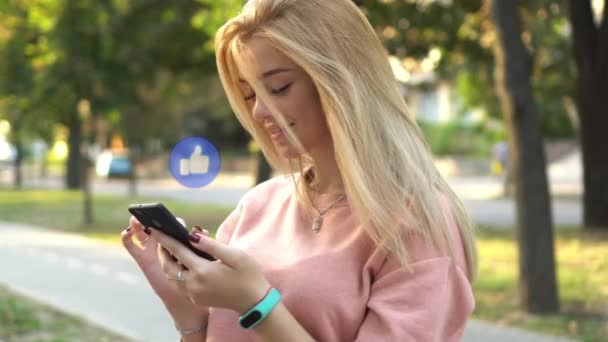 Femme blogueuse est active dans les réseaux sociaux . — Video