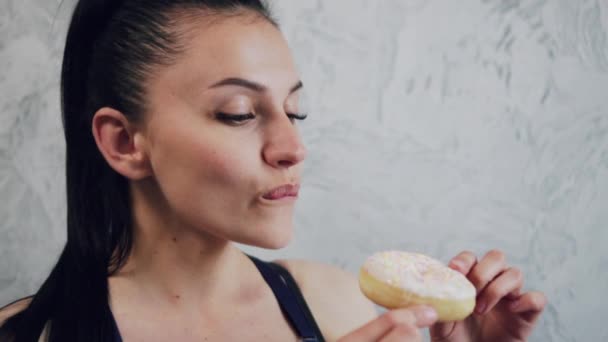 Donut seduz uma jovem mulher . — Vídeo de Stock