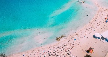 Akdeniz 'de güneşli bir günde birçok turistin olduğu güzel bir sahil.