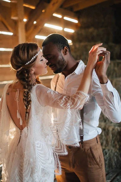 Yeni evliler boho sarılması tarzında..