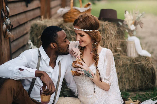 Jeunes mariés dans le style de boho. — Photo