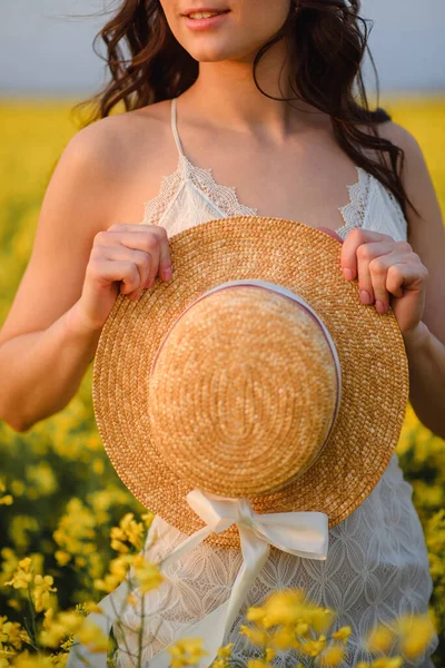 女性の手に夏の帽子. — ストック写真