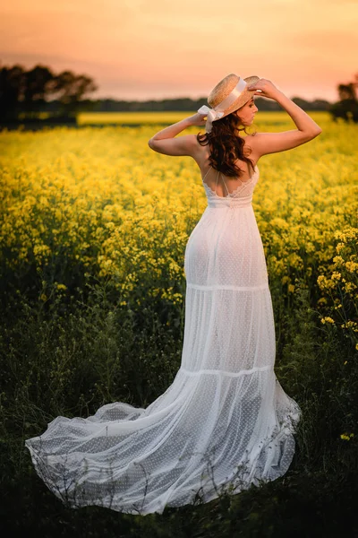 Mulher em um campo amarelo florescendo . — Fotografia de Stock