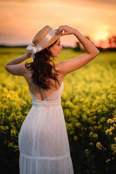 Kvinna i ett blommande gult fält. — Stockfoto