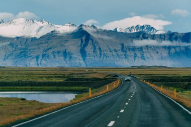 Ufuk boyunca giden yol, İzlanda manzarası..