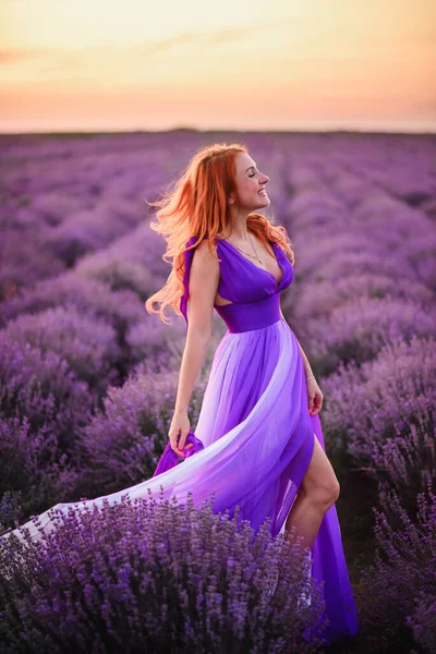 ラベンダー畑の美しい女性. — ストック写真