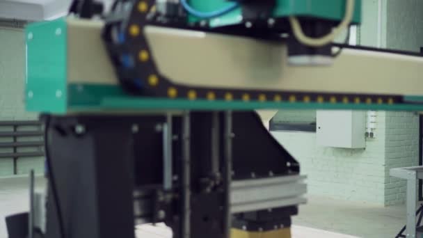 L'operatore controlla il funzionamento della macchina CNC . — Video Stock