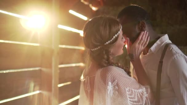 Mariés dans le style de câlin boho.