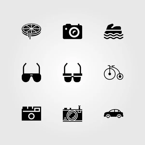 Набор значков вектора летнего времени. солнцезащитные очки, фотокамера, велосипед и автомобиль — стоковый вектор