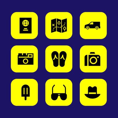 Yaz aylarında vektör Icon set. fotoğraf makinesi, dondurma, şapka ve pasaport