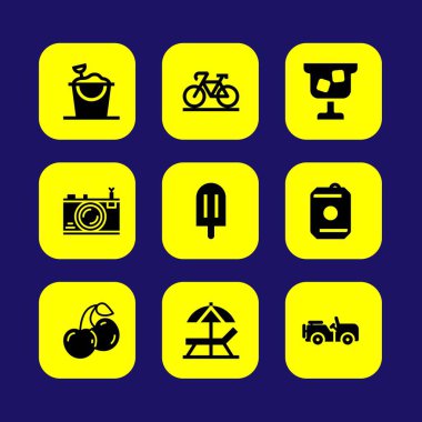 Yaz aylarında vektör Icon set. güneş şemsiyesi, Araba, kum kova ve Bisiklet