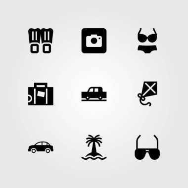 Yaz aylarında vektör Icon set. Araba, bikini, güneş gözlüğü ve fotoğraf kamera