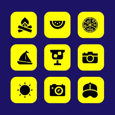 Yaz aylarında vektör Icon set. beyzbol şapkası, kokteyl, güneş ve yelkenli