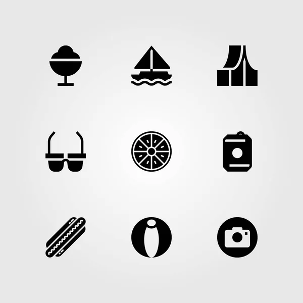 Conjunto de ícones vetoriais de verão. bola de praia, veleiro, óculos de sol e sorvete — Vetor de Stock