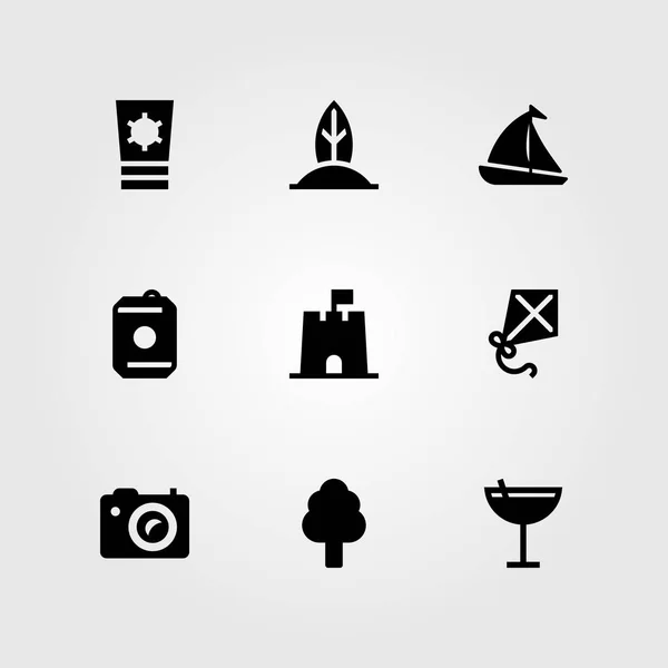 Ensemble d'icônes vectorielles d'été. cocktail, voilier, château de sable et arbre — Image vectorielle