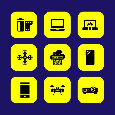 Teknoloji vektör Icon set. projektör, film rulo, dizüstü bilgisayar ve casus uçak