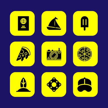 Yaz aylarında vektör Icon set. fotoğraf makinesi, pizza, kap ve sörf