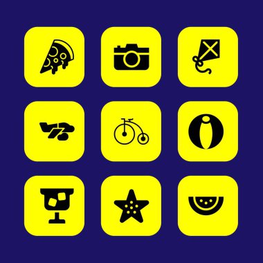 Yaz aylarında vektör Icon set. Pizza, plaj topu, kokteyl ve fotoğraf makinesi