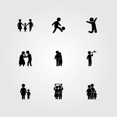 İnsanlar simge vektör ayarlayın. futbolcu, Aile, oynayan çocuk ve anne ile oğlu