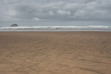 Kumlu sahilde bulutlu gün görünümü