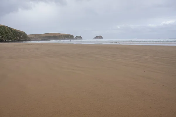 Vista de la playa de arena en el día nublado — Foto de Stock