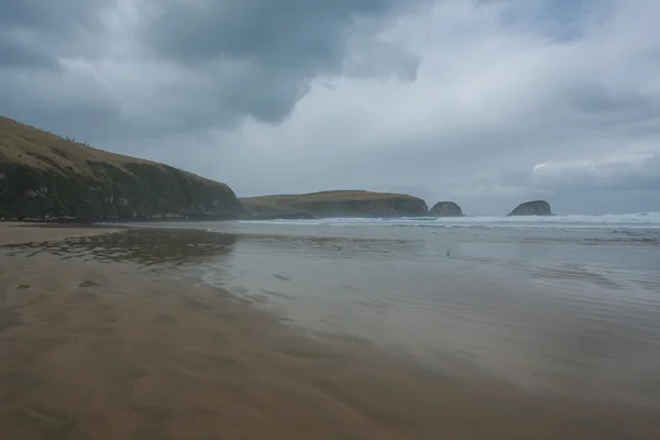Kumlu sahilde bulutlu gün görünümü — Stok fotoğraf