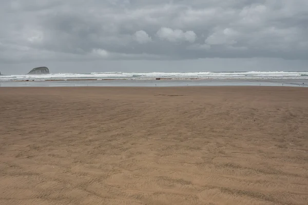 Kumlu sahilde bulutlu gün görünümü — Stok fotoğraf