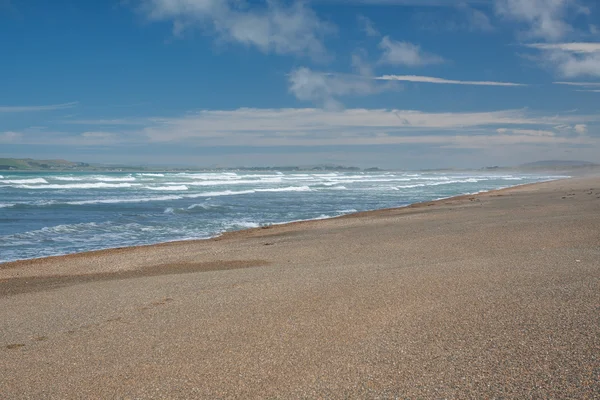 Gökyüzü ve kum Beach zamanında — Stok fotoğraf