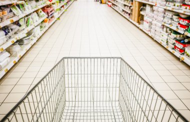 Süpermarkette alışveriş arabaları görünümünü