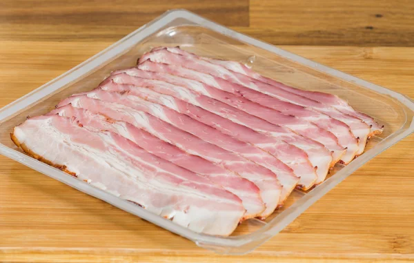 Utsikt över skivad rökt bacon — Stockfoto