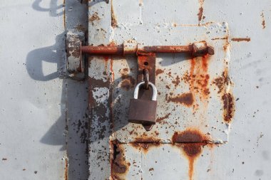 Asma kilit görünümünü paslı kapısı