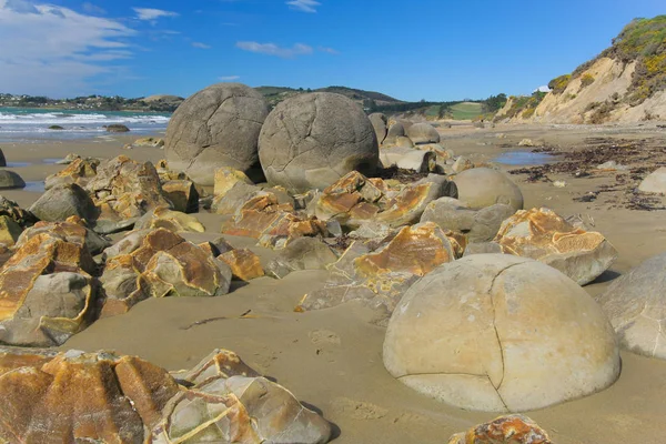 Piedras redondas que sobresalen del mar / Meoraki rocas paisaje — Foto de Stock