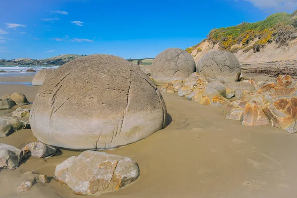 Yuvarlak taş denizden çıkıntılı / Meoraki kayalar peyzaj — Stok fotoğraf