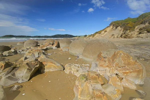 Piedras redondas que sobresalen del mar / Meoraki rocas paisaje — Foto de Stock