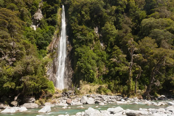 Malerischer Blick auf den Bergwasserfall — Stockfoto