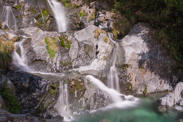 Malerischer Blick auf den Wasserfall — Stockfoto