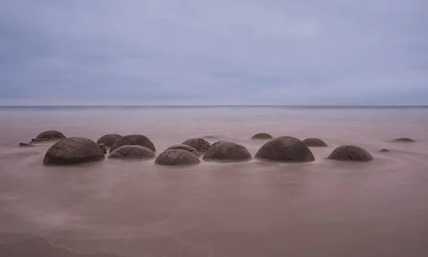 Круглые камни, выступающие из моря / Булыжники Меораки — стоковое фото