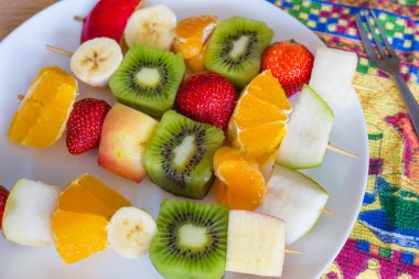 sağlıklı beslenme kavramı meyve şişleri 