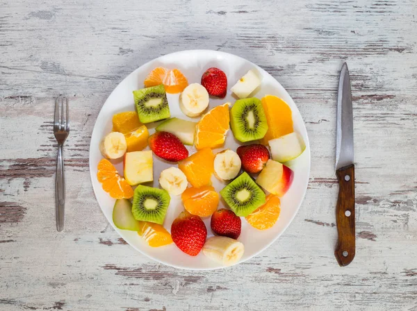 Prato de frutas na mesa — Fotografia de Stock