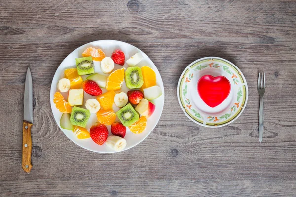 Plate of fruit and plate of heart, concept of health — Stock Photo, Image