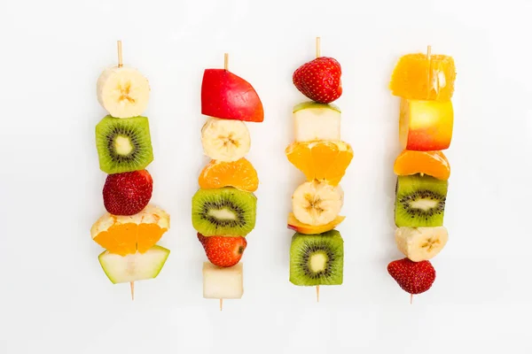 Brochetas de frutas el concepto de alimentación saludable — Foto de Stock