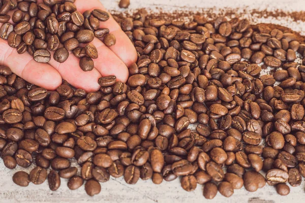 Granos de café derramados sobre una mesa — Foto de Stock