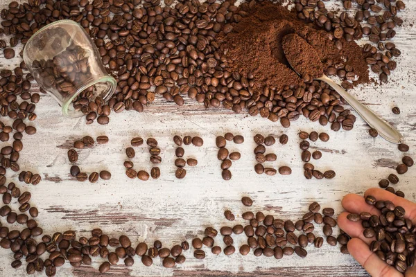 Kiömlött kávé bab és a földön egy tábla — Stock Fotó