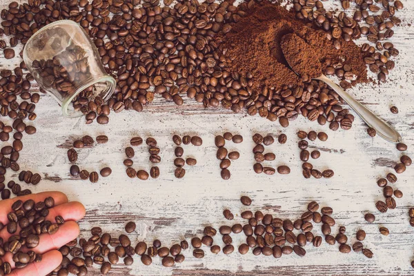 Kiömlött kávé bab és a földön egy tábla — Stock Fotó