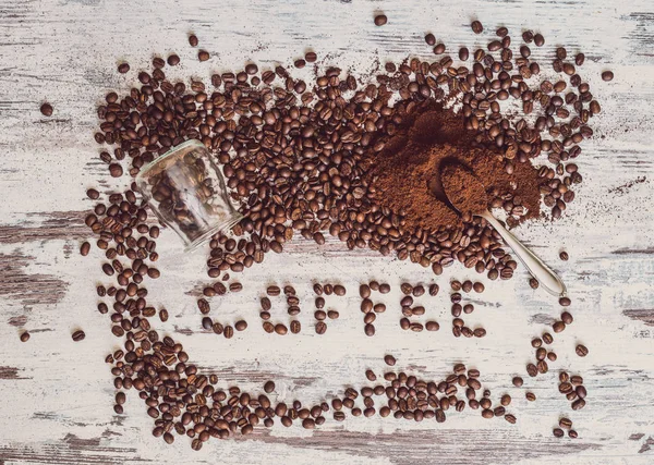 Mezcla de granos de café y molido en la mesa y escribir café — Foto de Stock