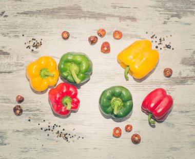 Parlak arka plan üzerinde renkli kırmızı biber